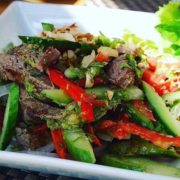 Салат с хрустящими овощами и говядиной по-тайски
